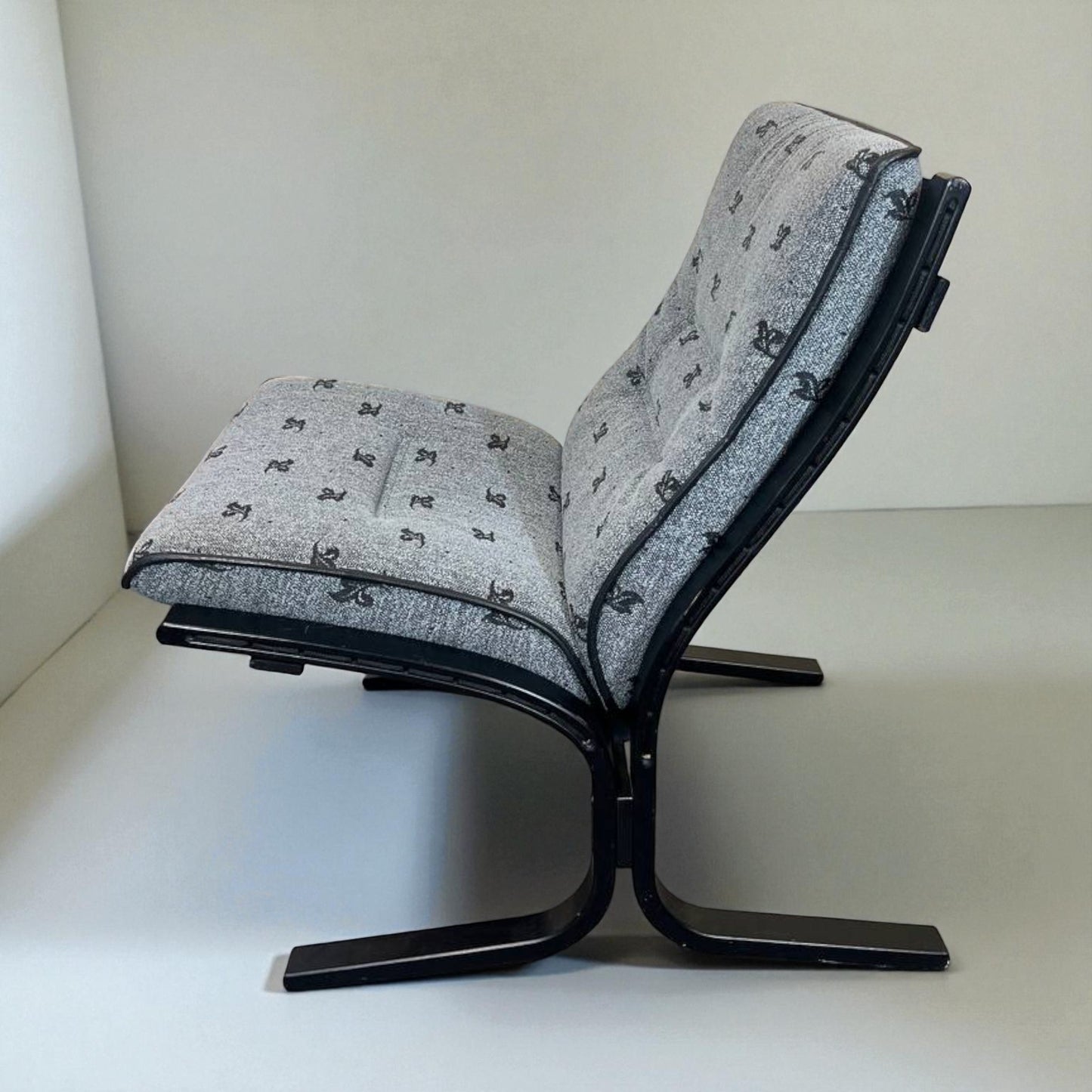 Vintage Siesta Lenestol – Grå tekstil svart treverk | MøbelGlede