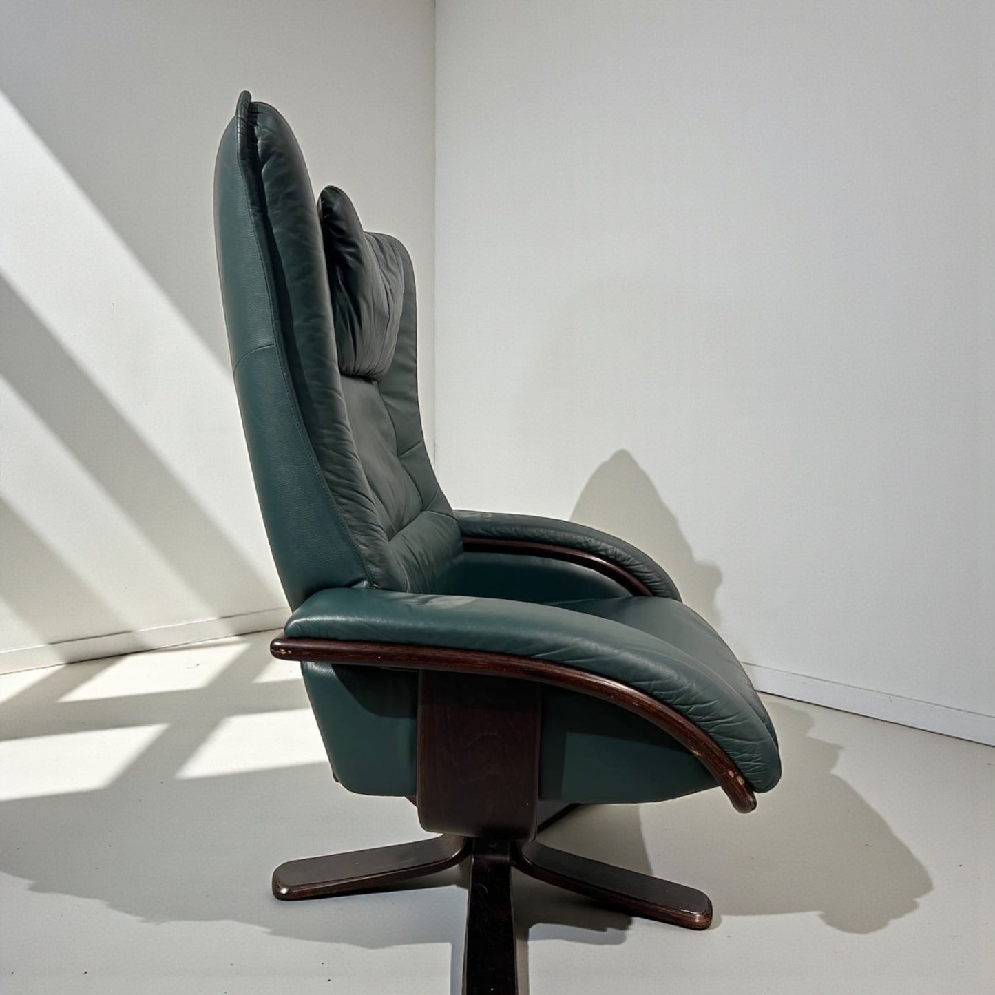 Brunstad Lenestol m/krakk – Grønt Skinn | MøbelGlede