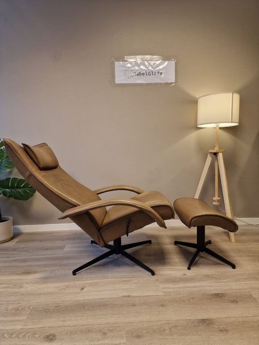 Brunstad Delta Motion lenestol med krakk i brun