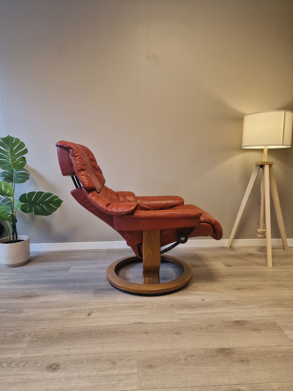 Brukt Stressless Reno (S) lenestol i rødt - detaljbilde understell