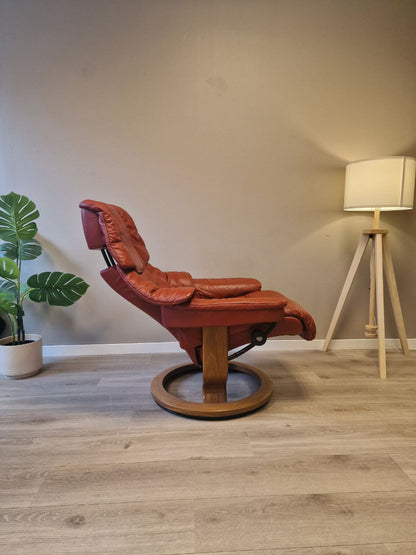 Brukt Stressless Reno (S) lenestol i rødt - detaljbilde understell