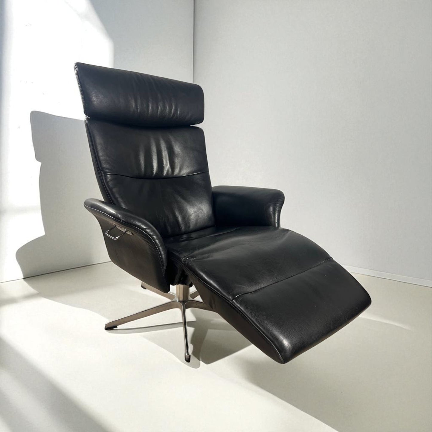 Conform Master  Recliner med innbygd fothviler – MøbelGlede