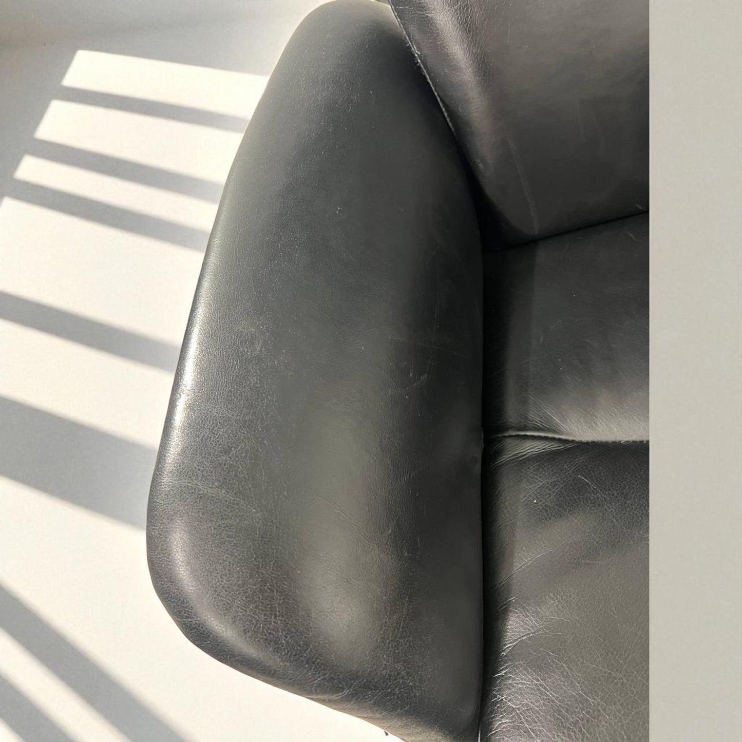 Conform Master  Recliner med innbygd fothviler – MøbelGlede