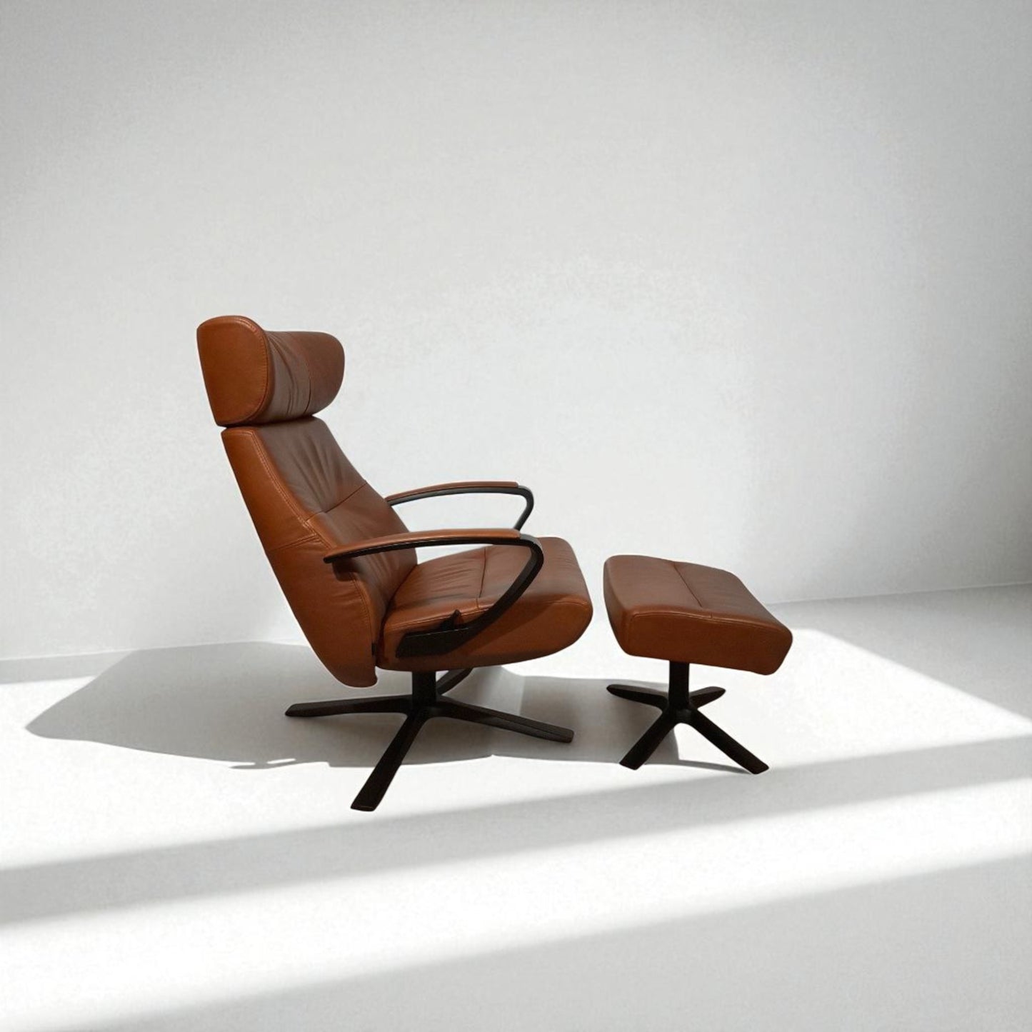 Conform Style Lenestol med Krakk i Western Cognac – Komfort & Luksus