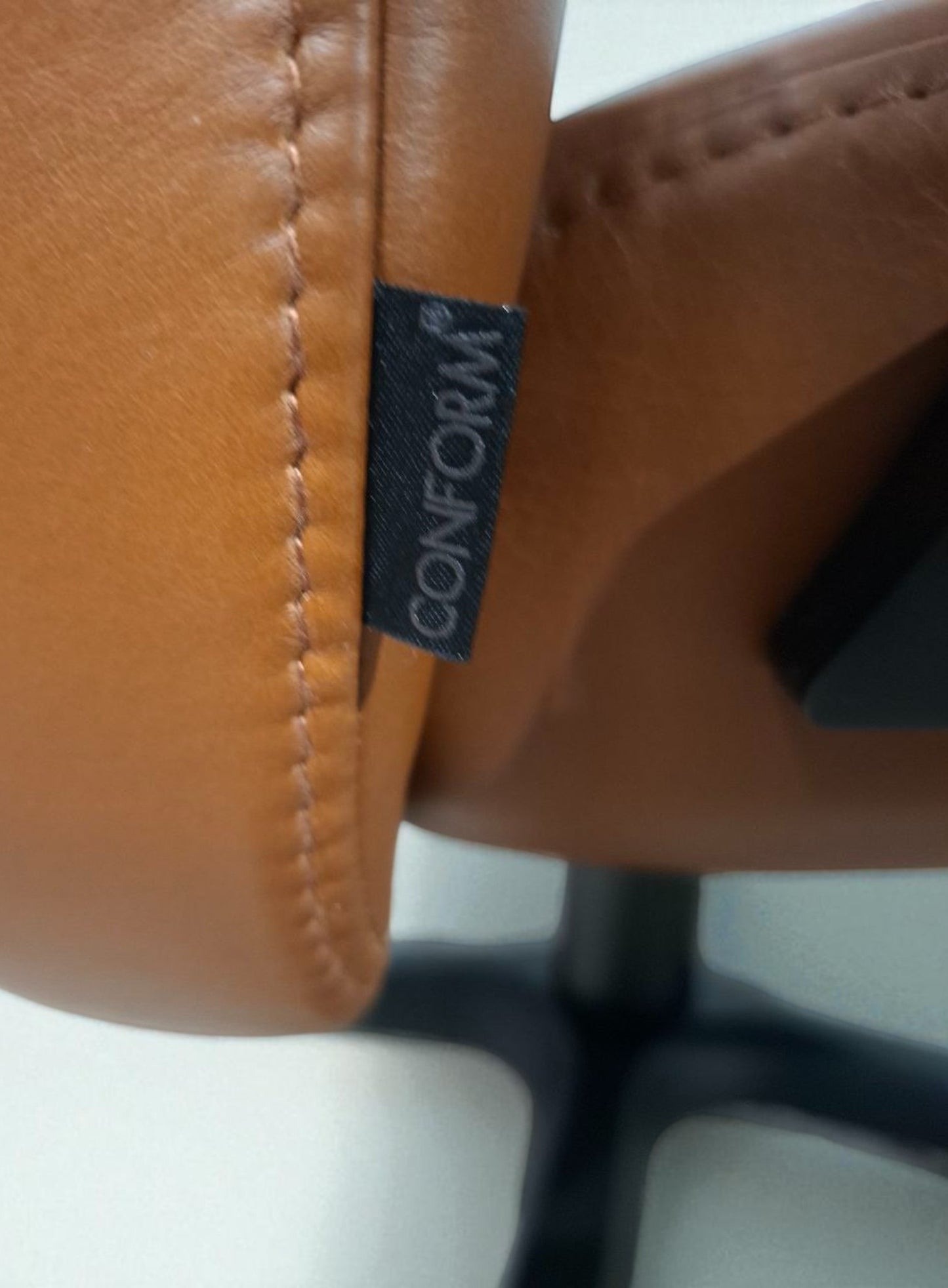 Conform Style Lenestol med Krakk i Western Cognac – Komfort & Luksus
