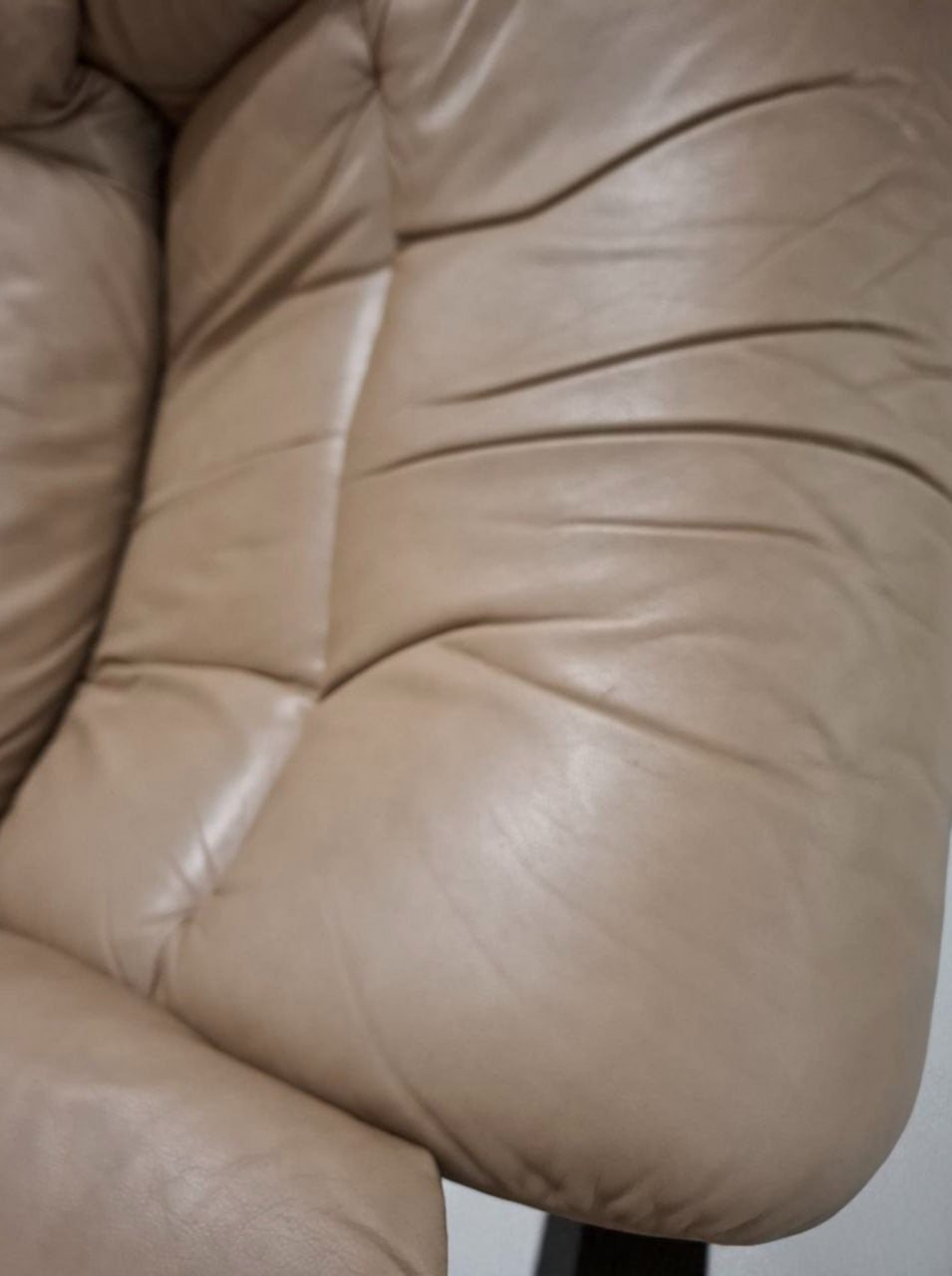Stressless Reno (L) Lenestol med puff – Beige Skinn | Pent Brukt