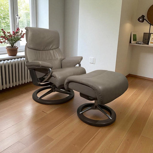 Stressless Capri lenestol med krakk – Signatur understell