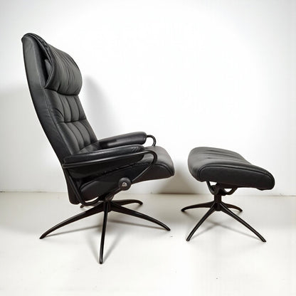 Stressless London Lenestol med Krakk – Sort Skinn | MøbelGlede