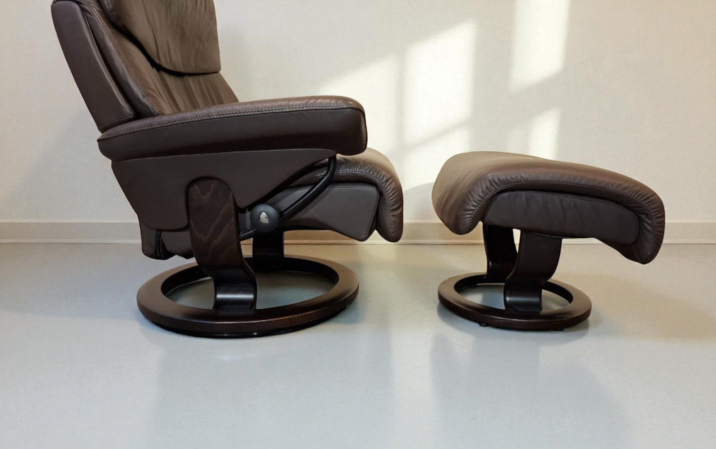 Stressless Capri L lenestol m/krakk – brun skinn | Eksklusiv komfort fra MøbelGlede