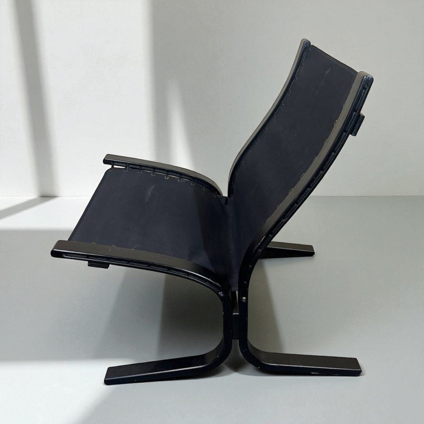 Vintage Siesta Lenestol – Grå tekstil svart treverk | MøbelGlede