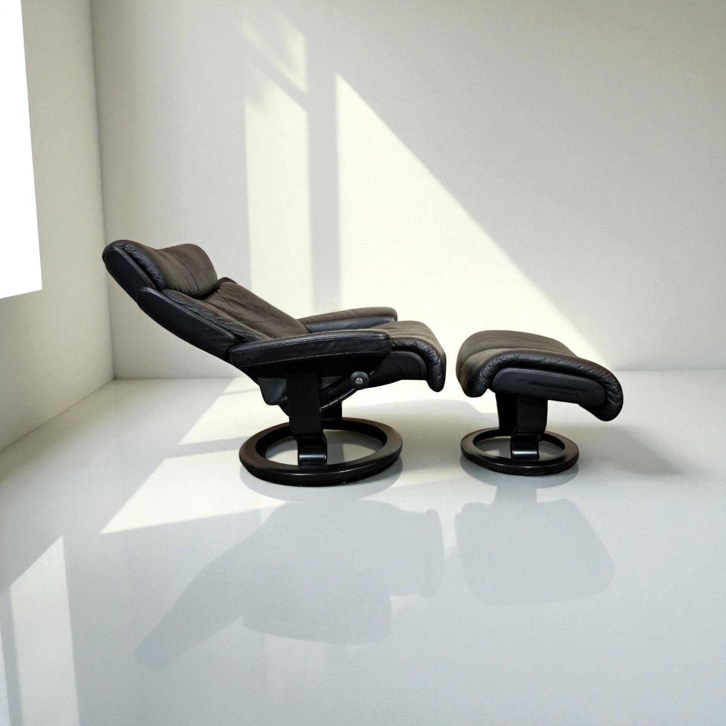 Stressless Magic (M) lenestol svart skinn m/ krakk – Ekornes kvalitet | MøbelGlede