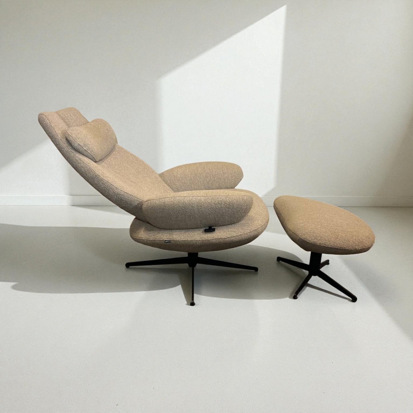 Brunstad SPLIT hvilestol Offwhite Teddy med krakk – Sjelden mulighet | MøbelGlede