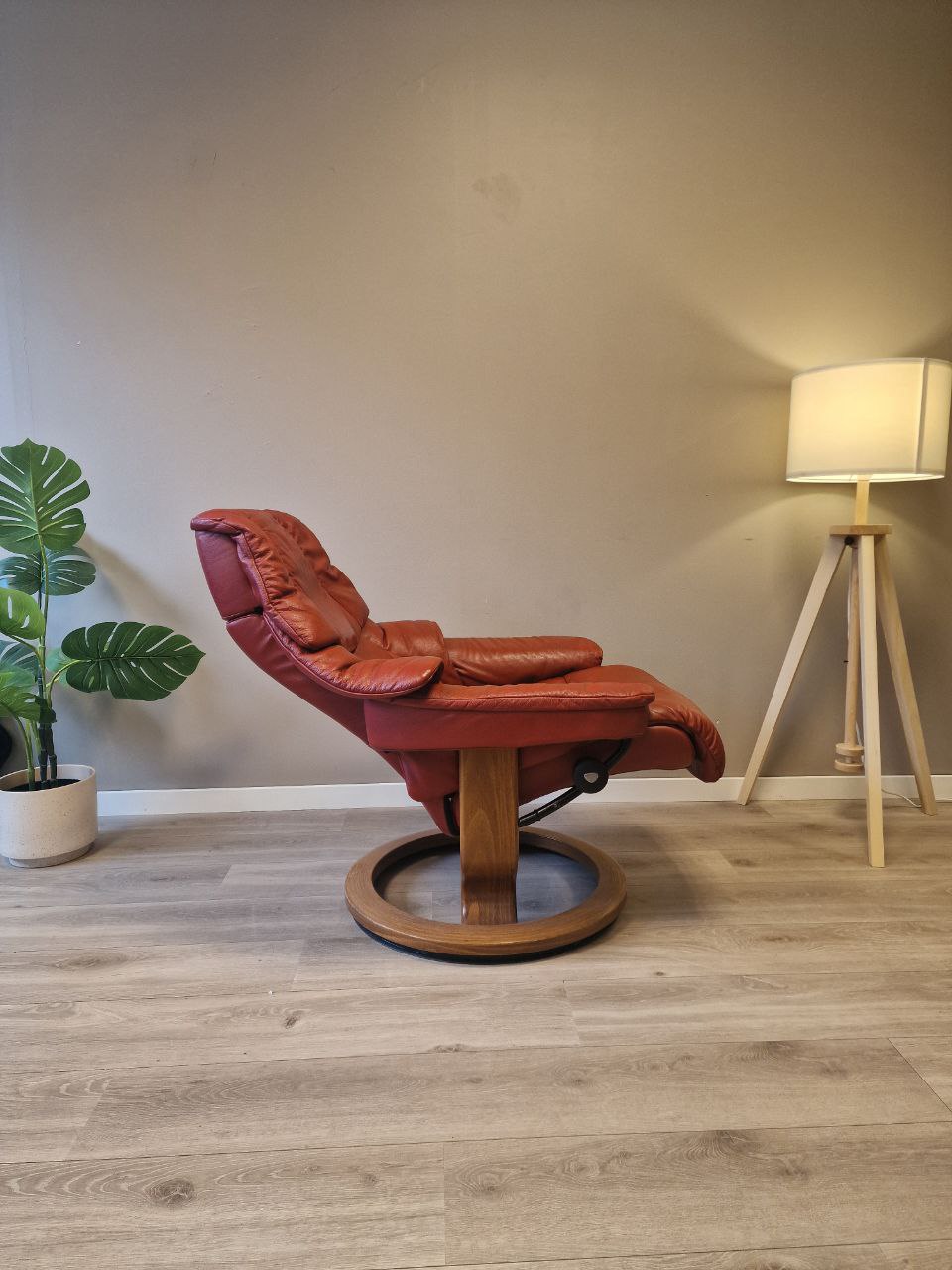 Brukt Stressless Reno (S) lenestol i rødt - bakvisning