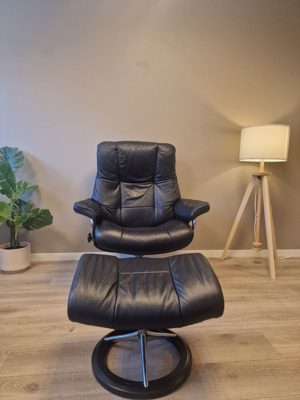 Stressless Mayfair (L) lenestol m/krakk i svart skinn