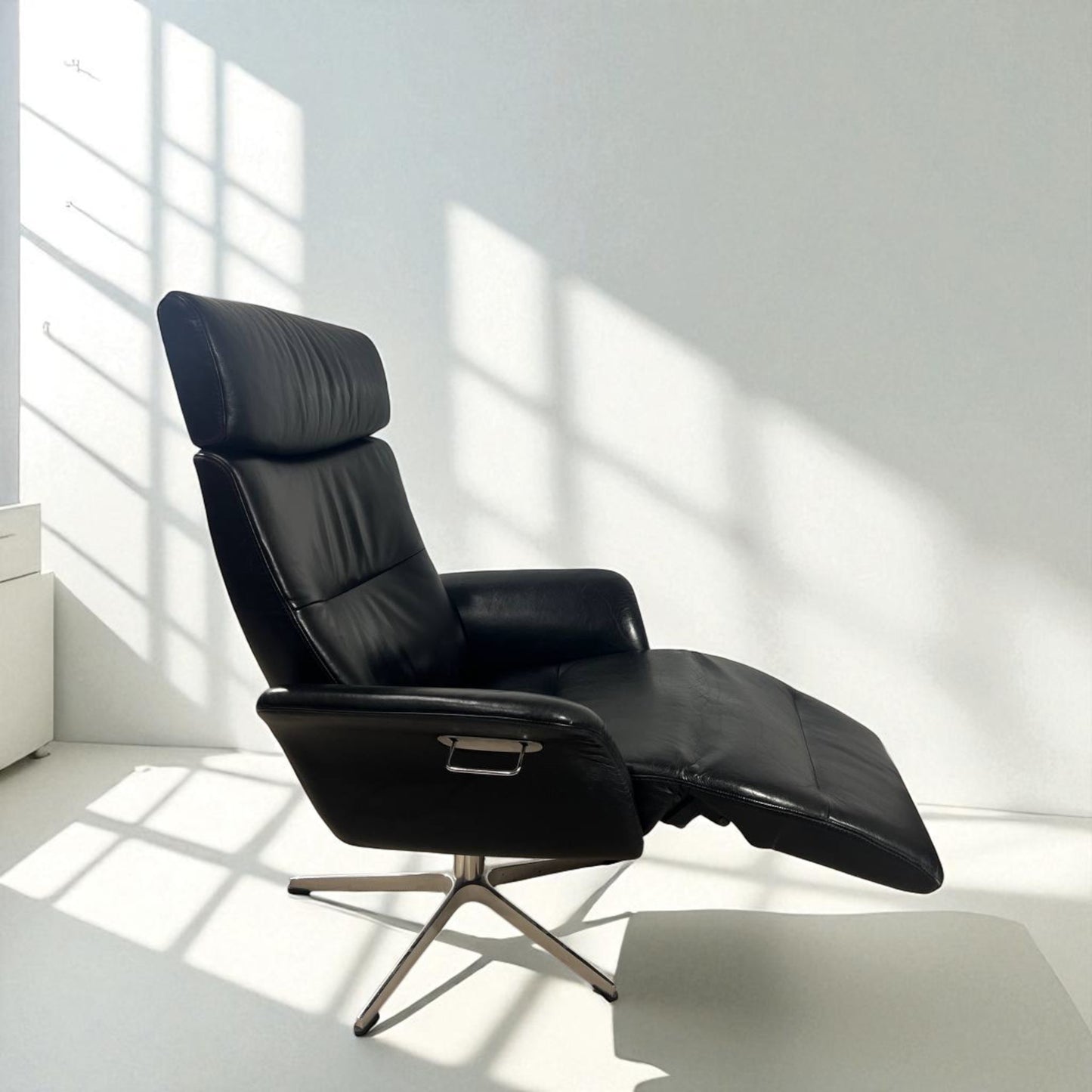 Conform Master  Recliner med innbygd fothviler – MøbelGlede
