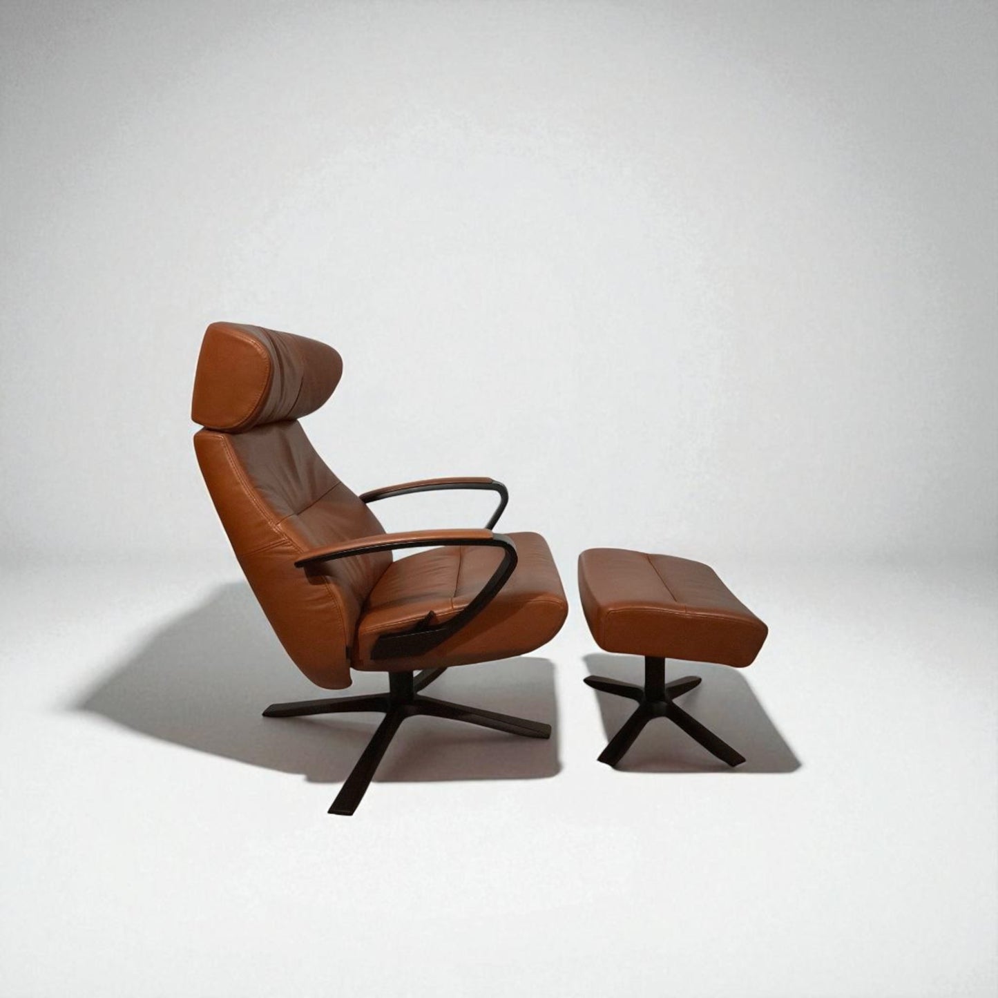 Conform Style Lenestol med Krakk i Western Cognac – Komfort & Luksus