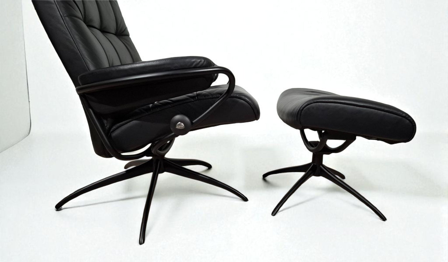 Stressless London Lenestol med Krakk – Sort Skinn | MøbelGlede