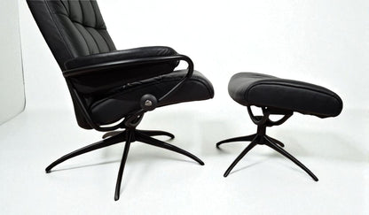 Stressless London Lenestol med Krakk – Sort Skinn | MøbelGlede