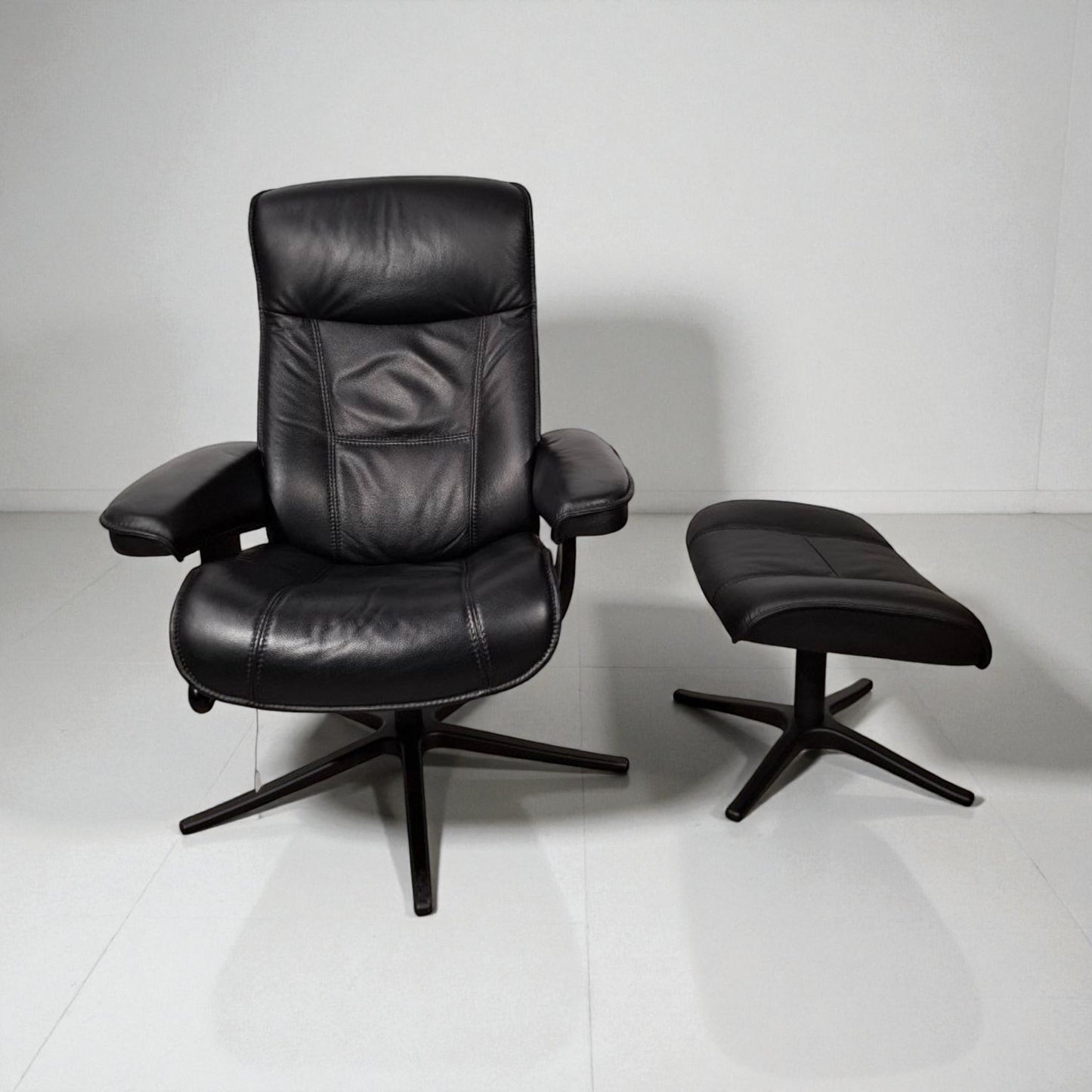 Eksklusiv IMG Nordic 11 Lenestol med Krakk  | MøbelGlede