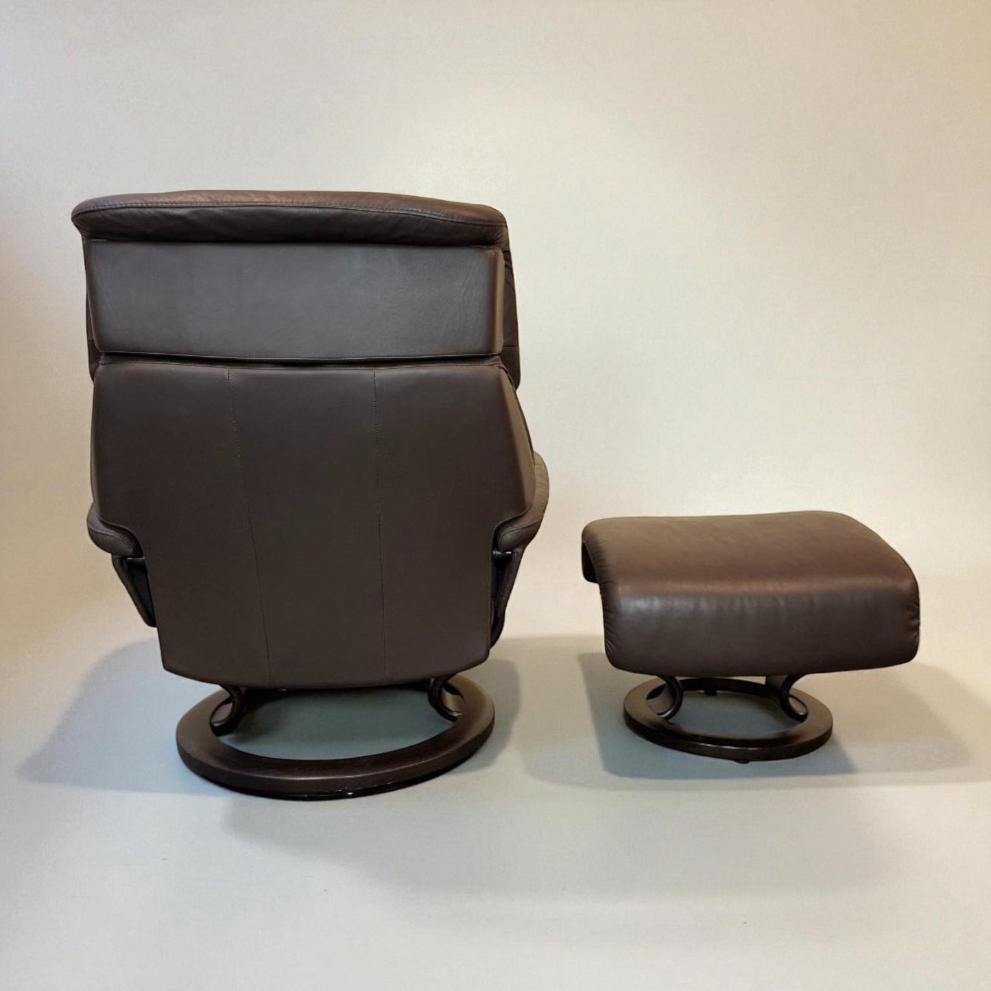 Stressless Capri L lenestol m/krakk – brun skinn | Eksklusiv komfort fra MøbelGlede