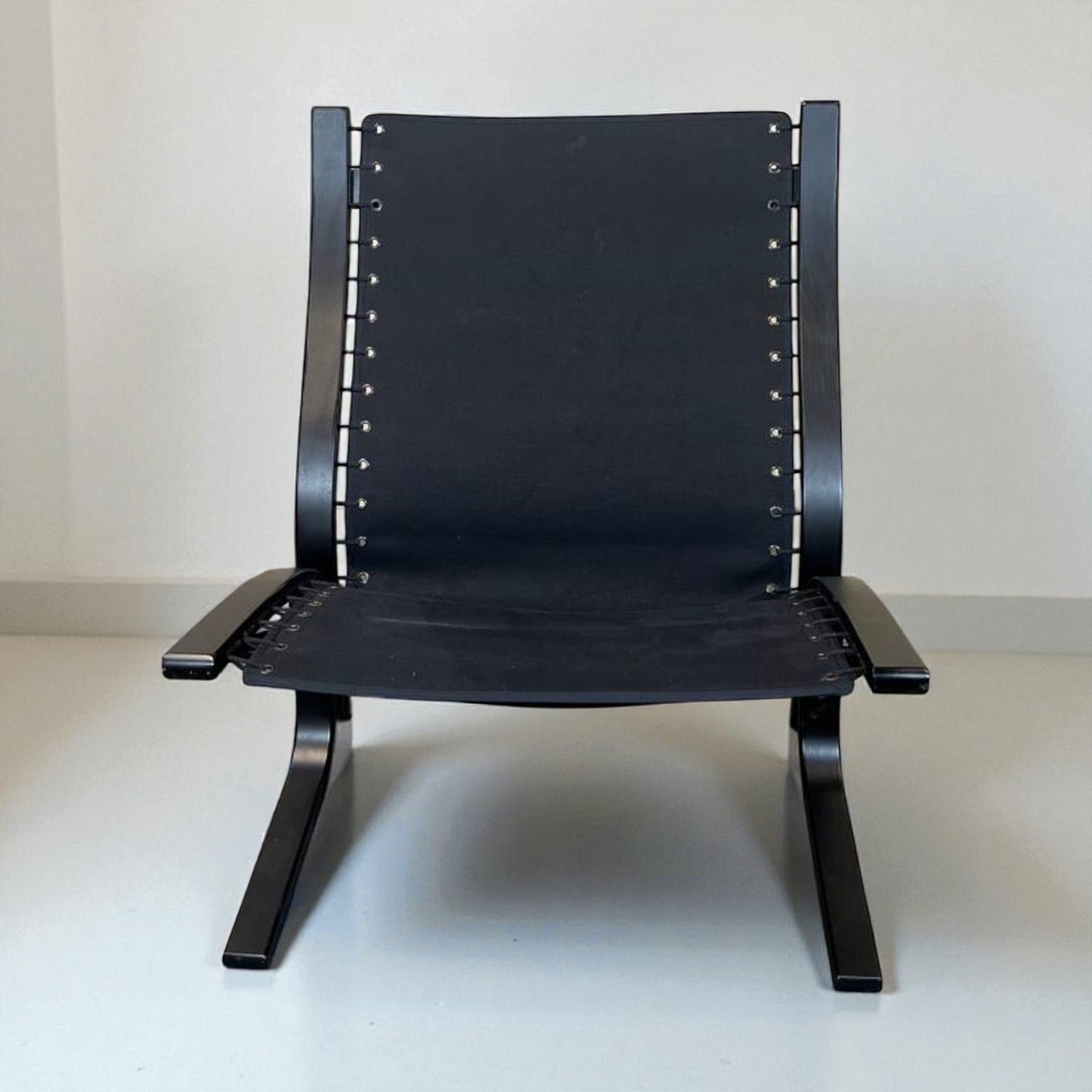 Vintage Siesta Lenestol – Grå tekstil svart treverk | MøbelGlede