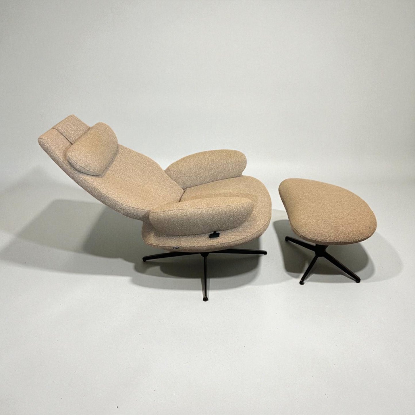 Brunstad SPLIT hvilestol Offwhite Teddy med krakk – Sjelden mulighet | MøbelGlede