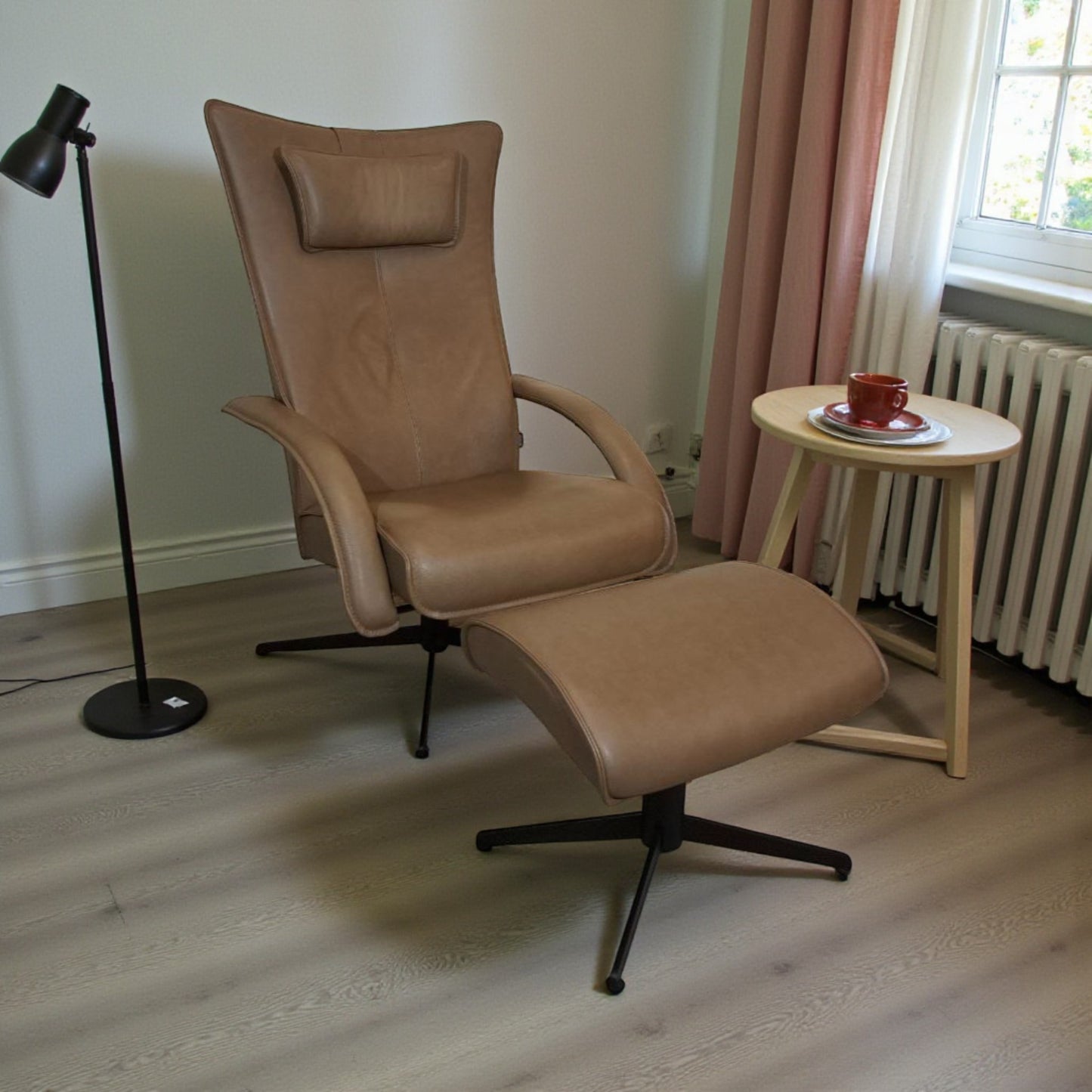 PENT BRUKT | Brunstad Delta Motion lenestol med krakk i brun