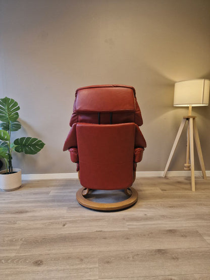 Brukt Stressless Reno (S) lenestol i rødt - med krakk