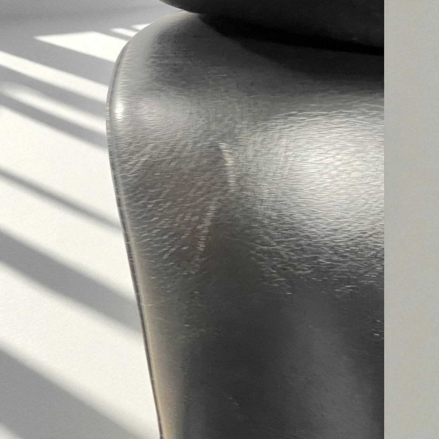 Conform Master  Recliner med innbygd fothviler – MøbelGlede