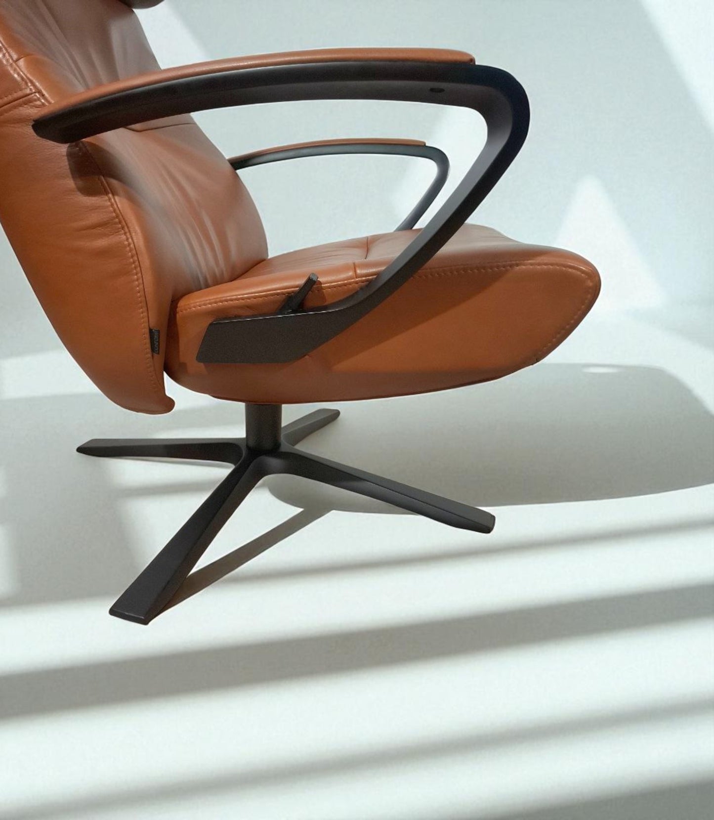 Conform Style Lenestol med Krakk i Western Cognac – Komfort & Luksus