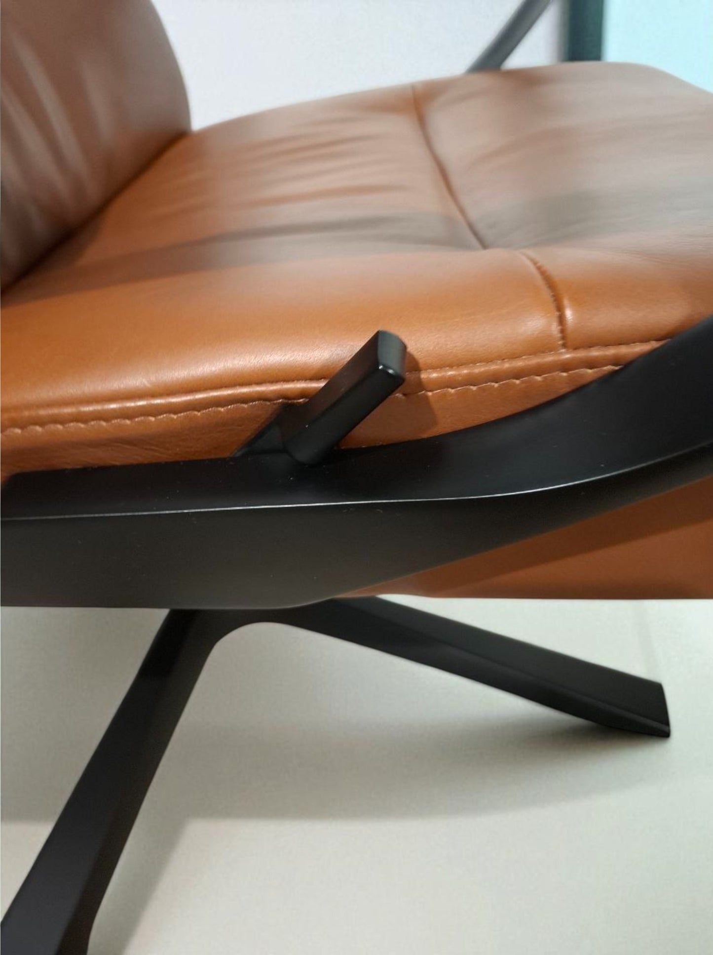 Conform Style Lenestol med Krakk i Western Cognac – Komfort & Luksus