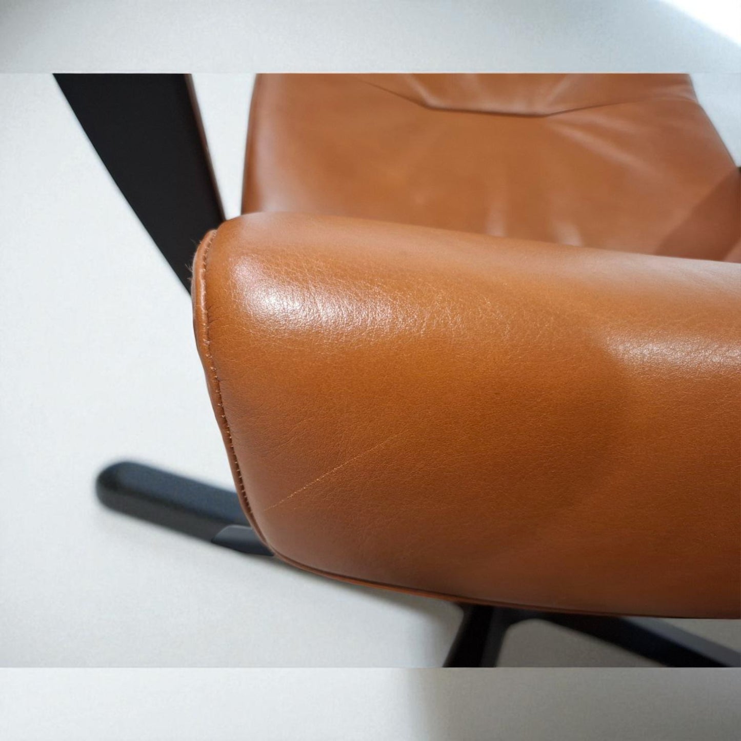 Conform Style Lenestol med Krakk i Western Cognac – Komfort & Luksus