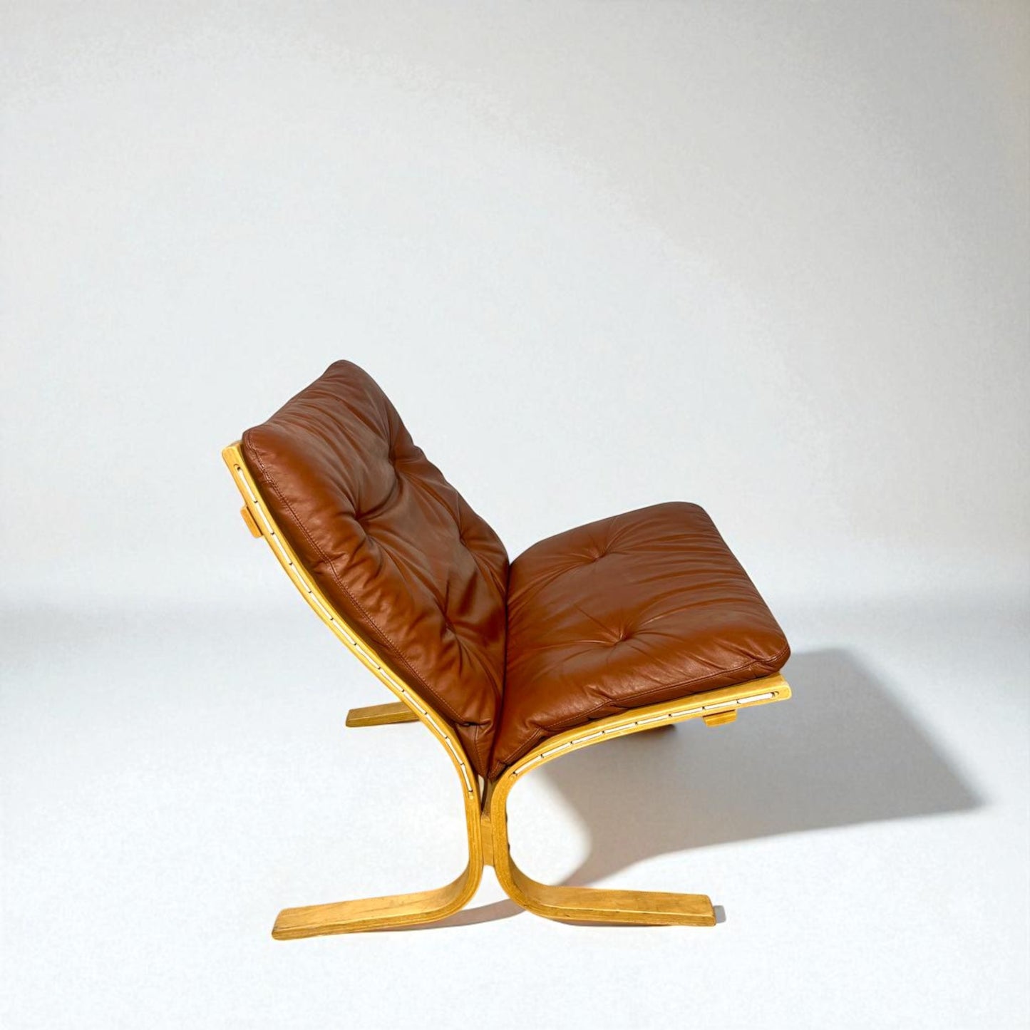 Vintage Siesta Lenestol med Krakk – Cognac Skinn | MøbelGlede
