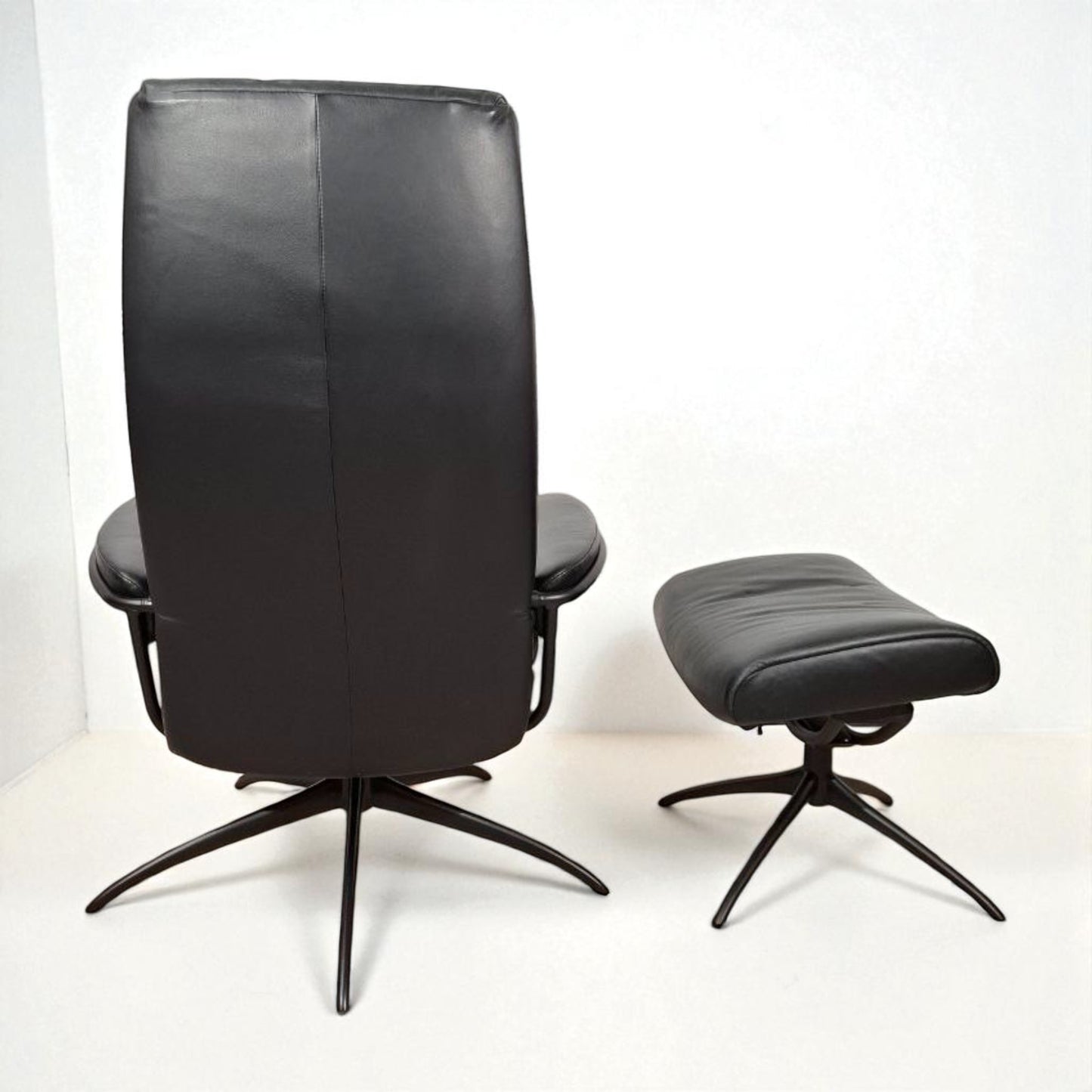 Stressless London Lenestol med Krakk – Sort Skinn | MøbelGlede