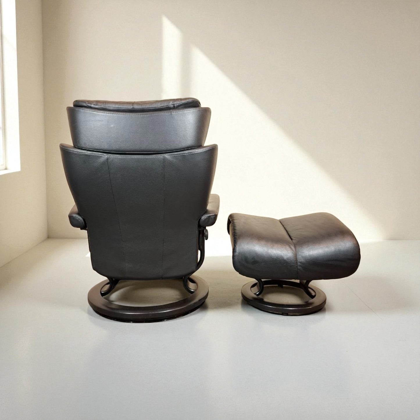 Stressless Magic (M) lenestol svart skinn m/ krakk – Ekornes kvalitet | MøbelGlede