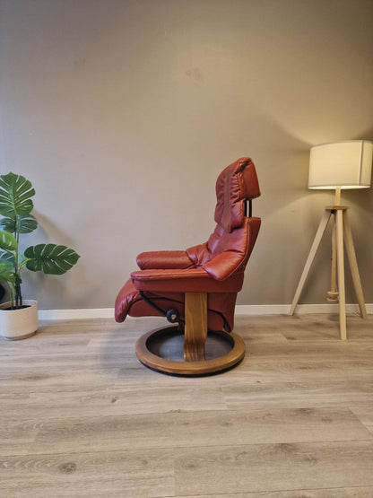 Brukt Stressless Reno (S) lenestol i rødt - i interiorsetting