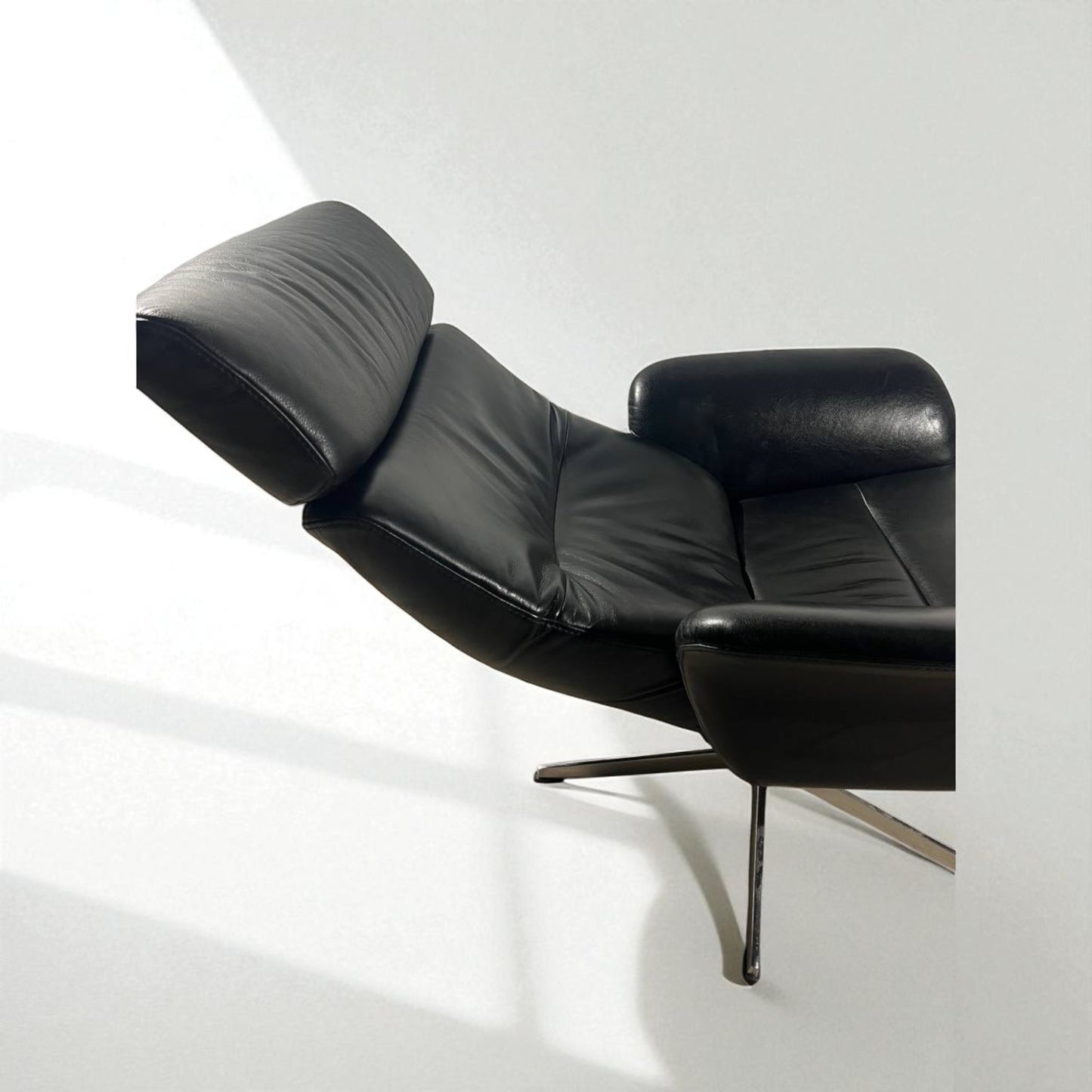 Conform Master  Recliner med innbygd fothviler – MøbelGlede