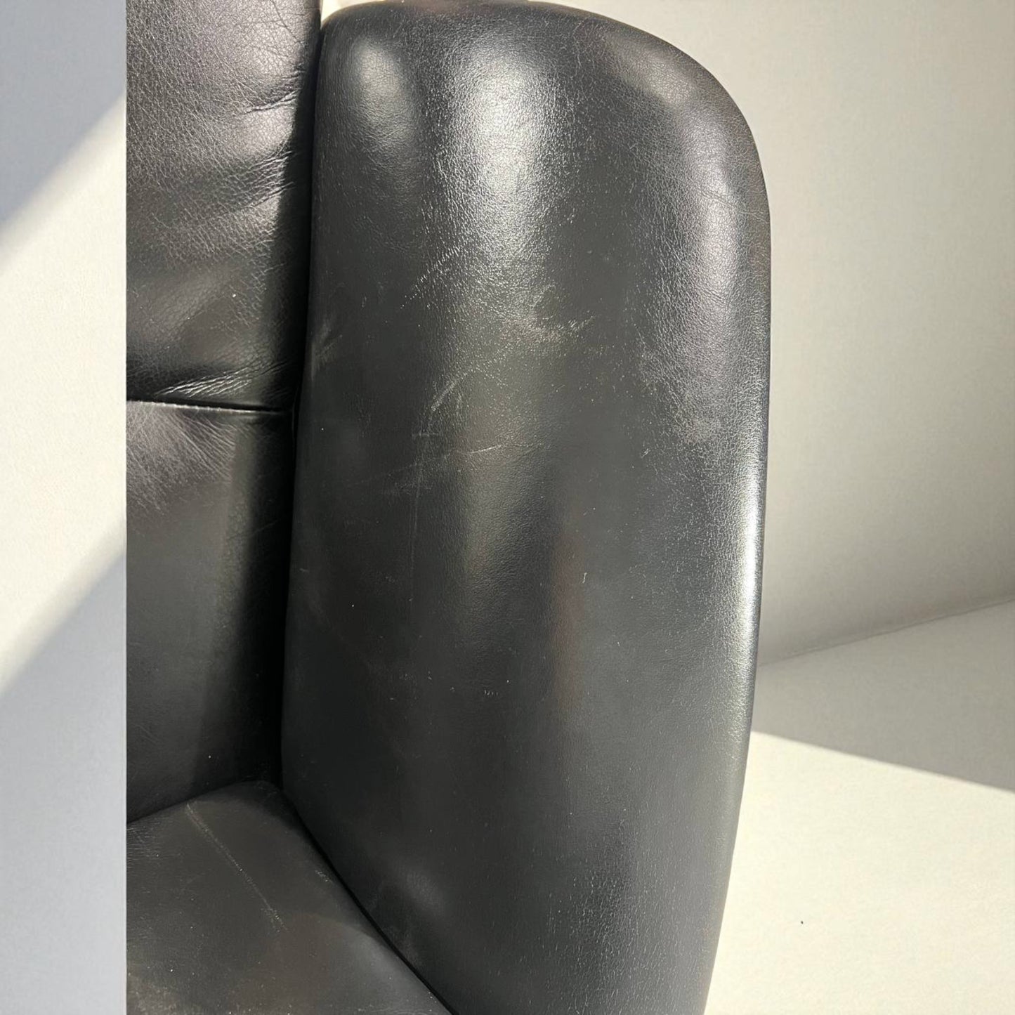 Conform Master  Recliner med innbygd fothviler – MøbelGlede