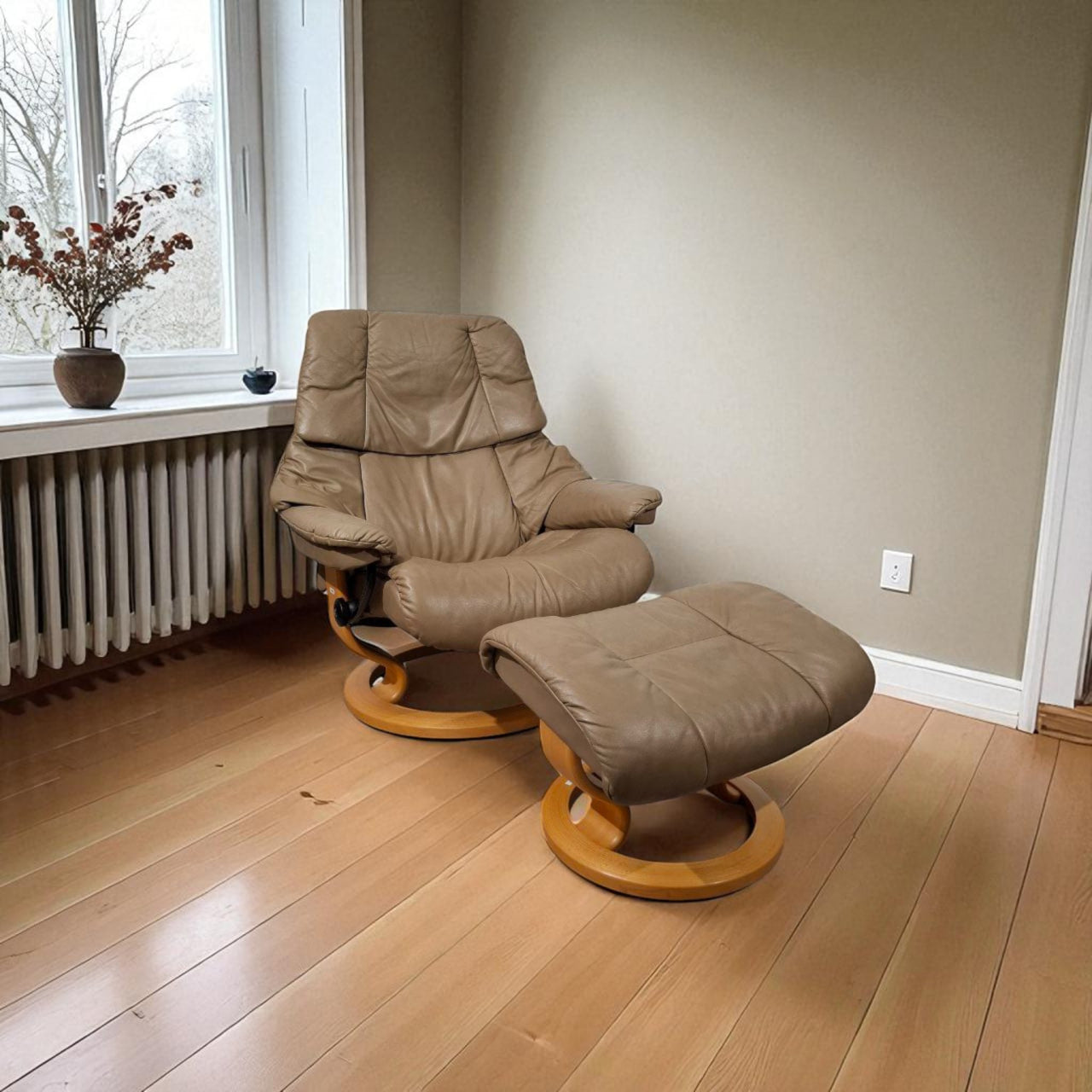 Stressless Reno (L) Lenestol med Krakk – Beige Skinn | Pent Brukt