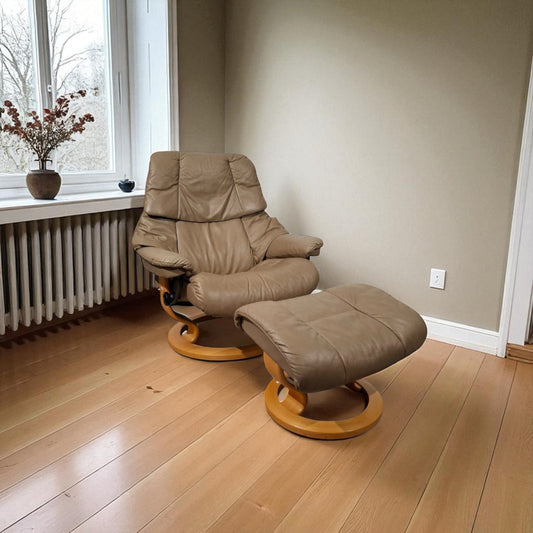 Stressless Reno (L) Lenestol med Krakk – Beige Skinn | Pent Brukt