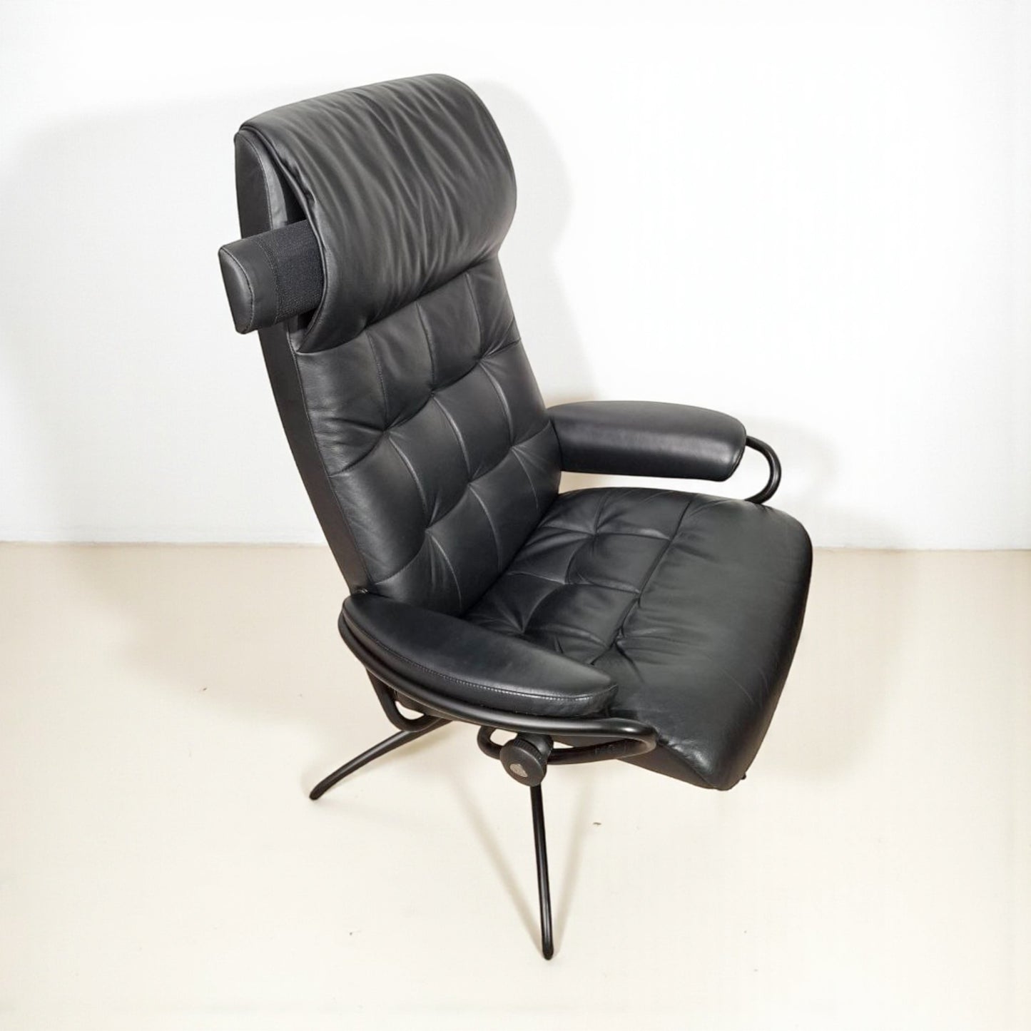 Stressless London Lenestol med Krakk – Sort Skinn | MøbelGlede
