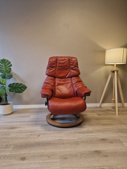 Brukt Stressless Reno (S) lenestol i rødt - naerbilde