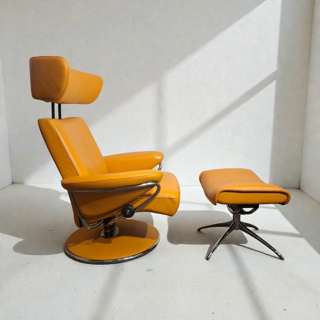 Stressless Jazz lenestol med krakk i skinn – ikonisk design & komfort | MøbelGlede