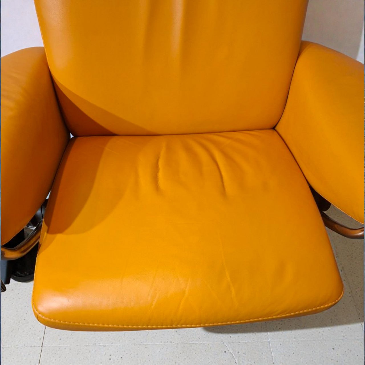 Stressless Jazz lenestol med krakk i skinn – ikonisk design & komfort | MøbelGlede