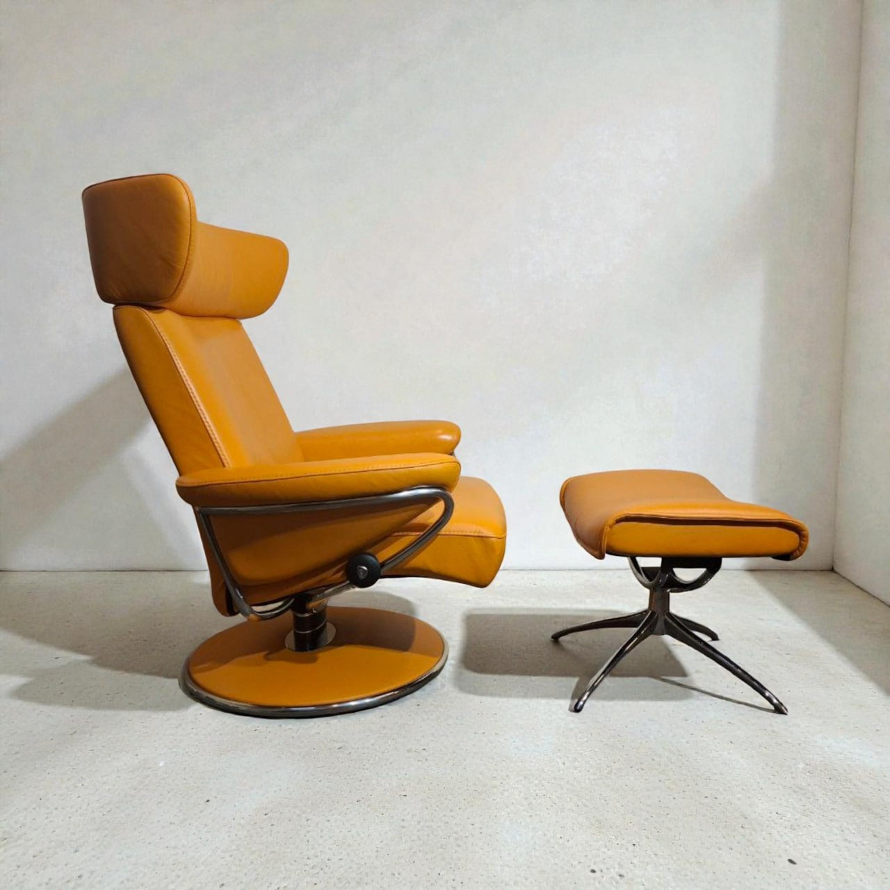 Stressless Jazz lenestol med krakk i skinn – ikonisk design & komfort | MøbelGlede