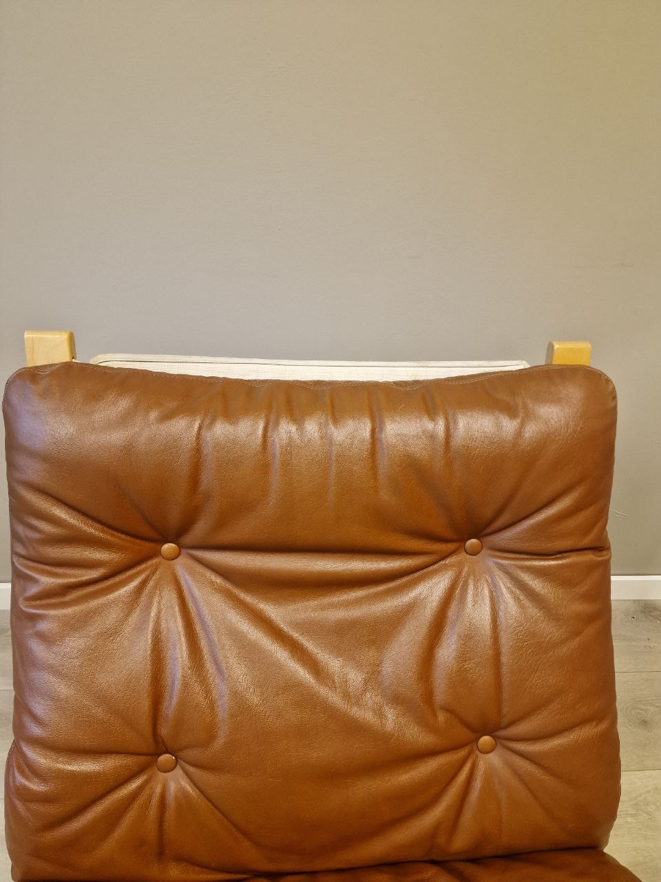 Siesta Classic - Lav uten armlene Lenestol – cognac skinn eik treverk