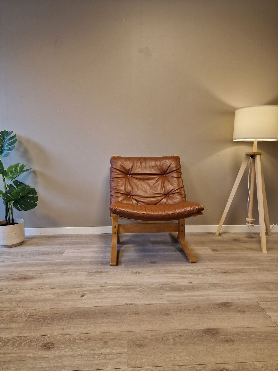 Siesta Classic - Lav uten armlene Lenestol – cognac skinn eik treverk