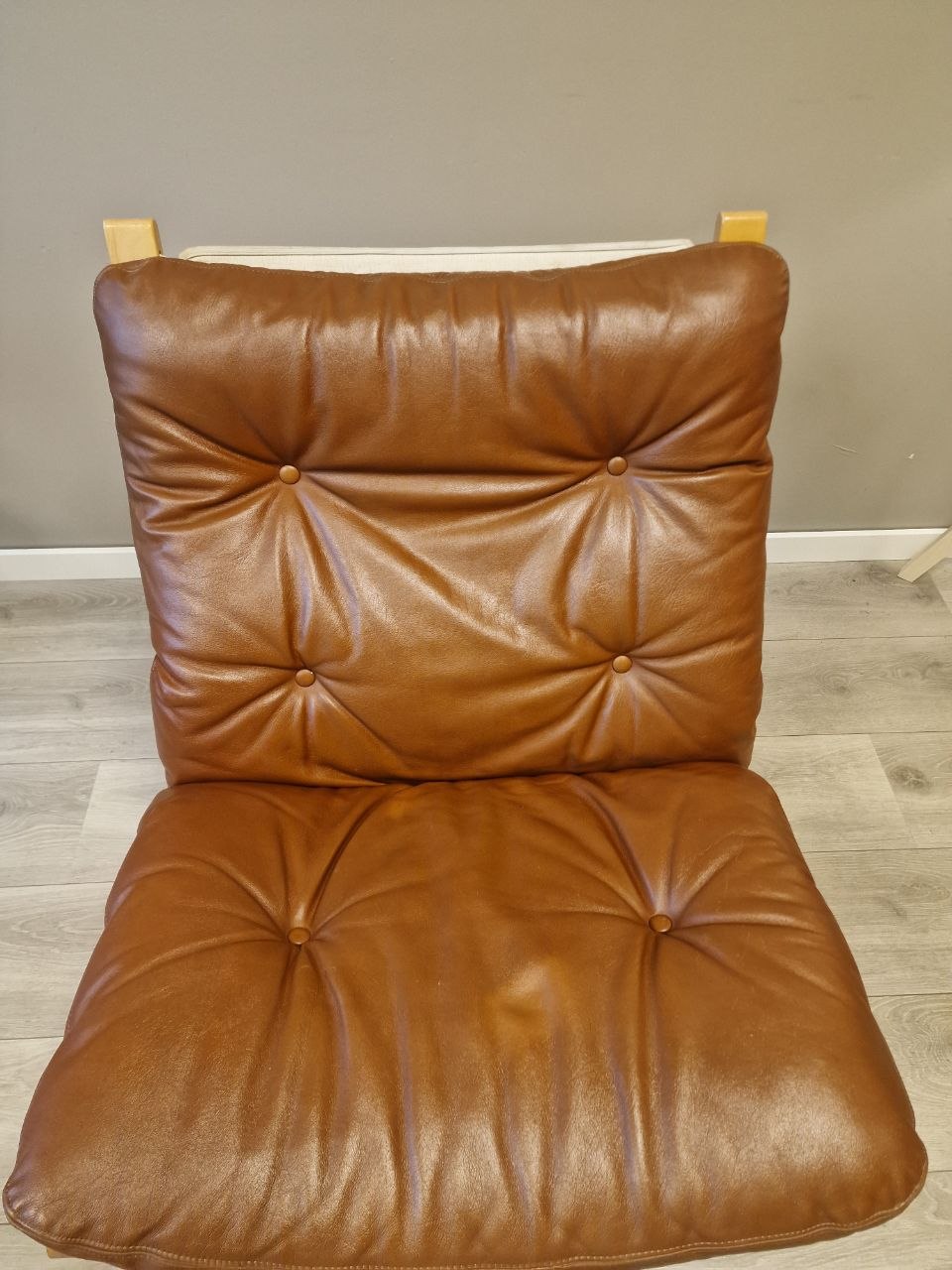 Siesta Classic - Lav uten armlene Lenestol – cognac skinn eik treverk