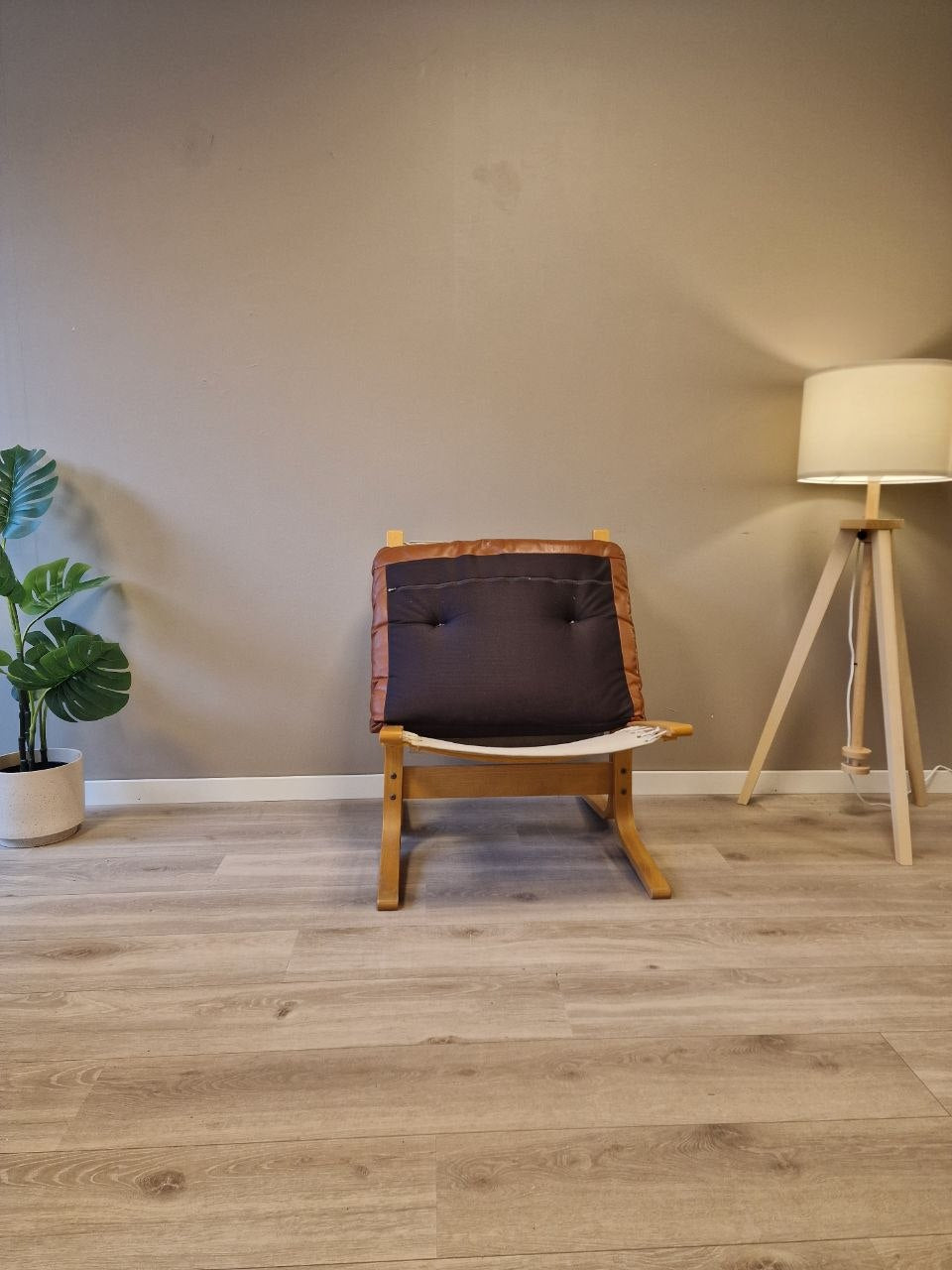 Siesta Classic - Lav uten armlene Lenestol – cognac skinn eik treverk
