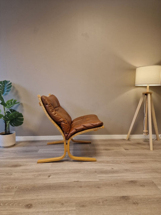 Siesta Classic - Lav uten armlene Lenestol – cognac skinn eik treverk